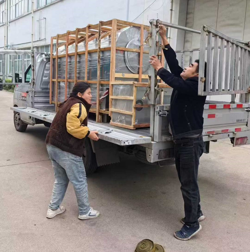 河南鄭州客戶訂購的中大型電磁炒貨機(jī)裝車發(fā)貨